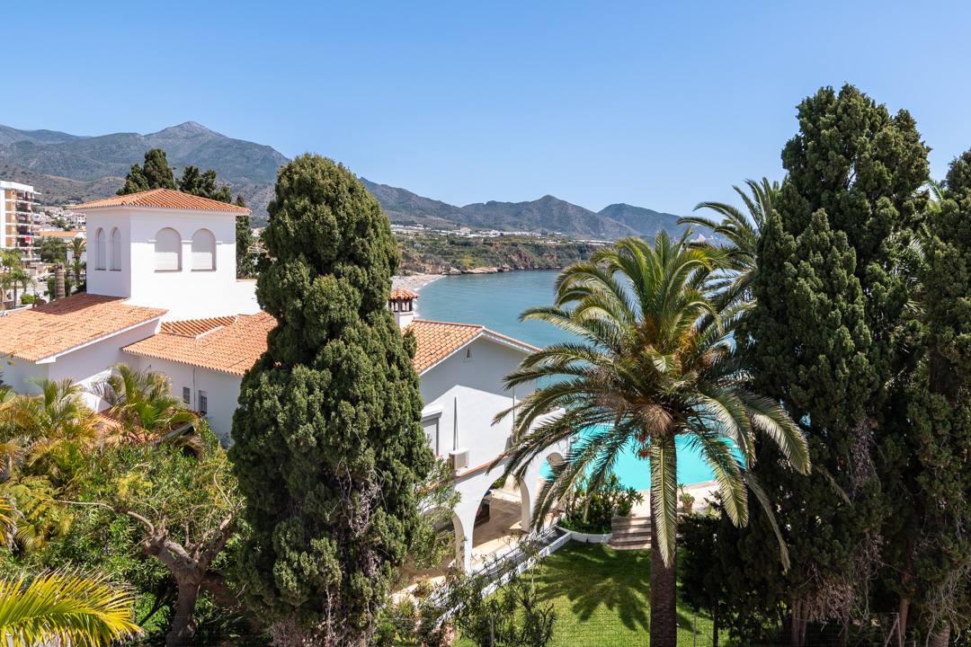 3-bedroom frontline townhouse on Calle Carabeo